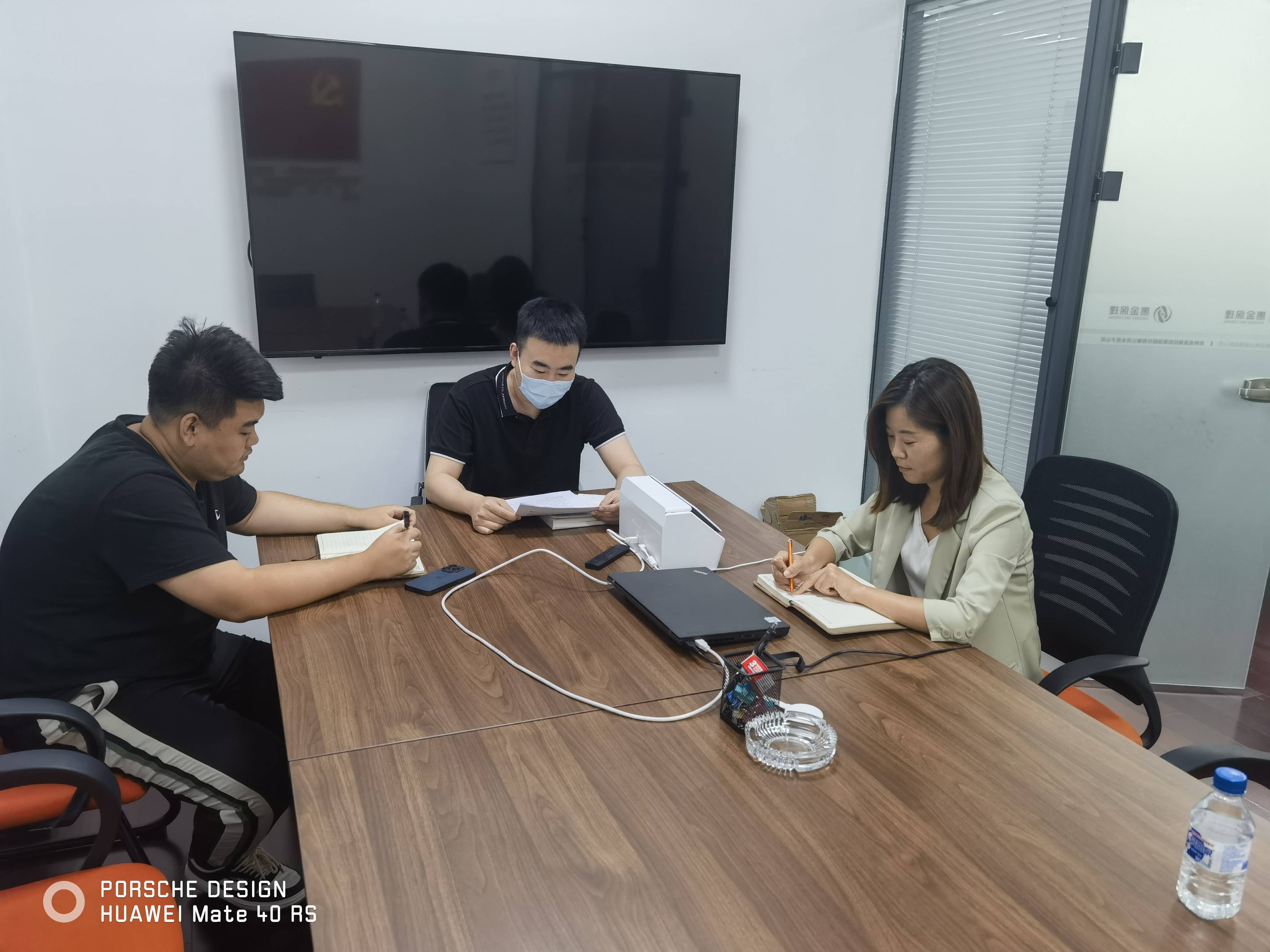 公司業(yè)務(wù)部開展業(yè)務(wù)培訓(xùn)及討論